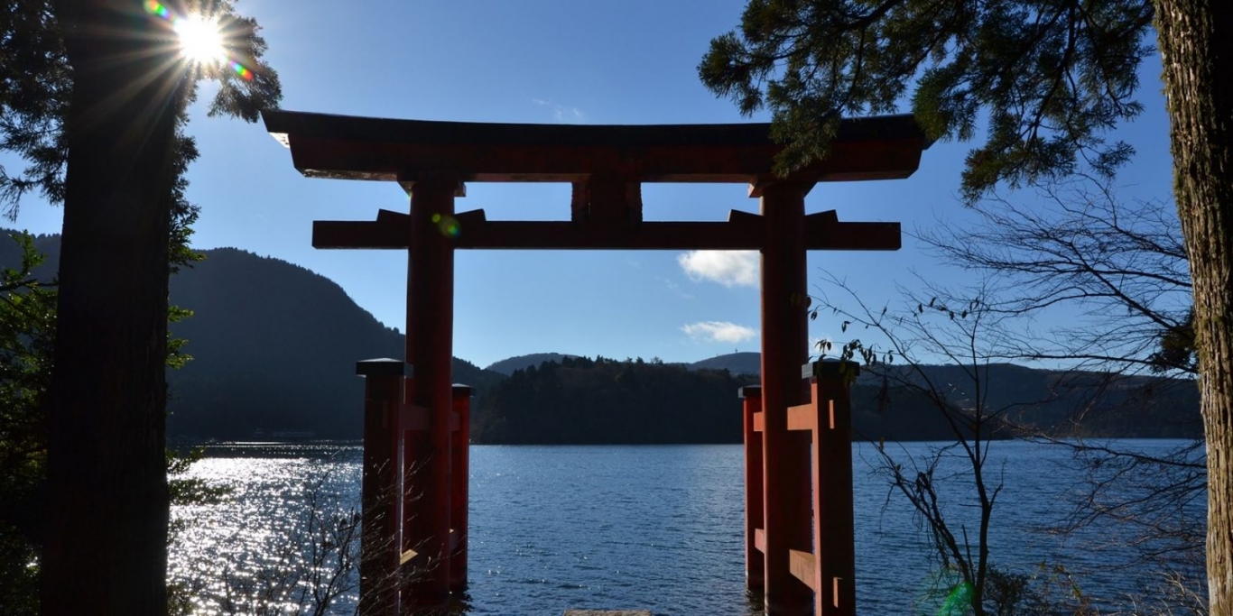 hakone shrine jinja traditional torii lake ashi